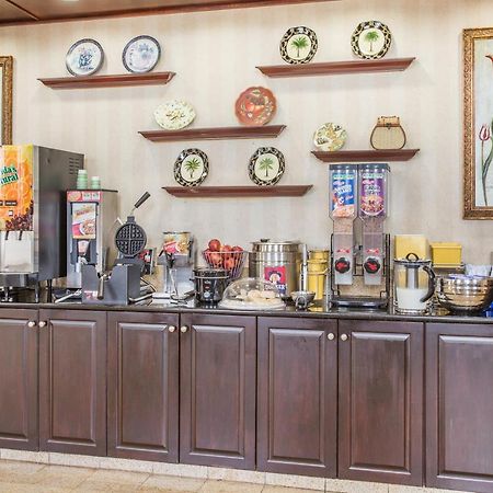 Days Inn & Suites By Wyndham Columbia Airport West Columbia Bagian luar foto
