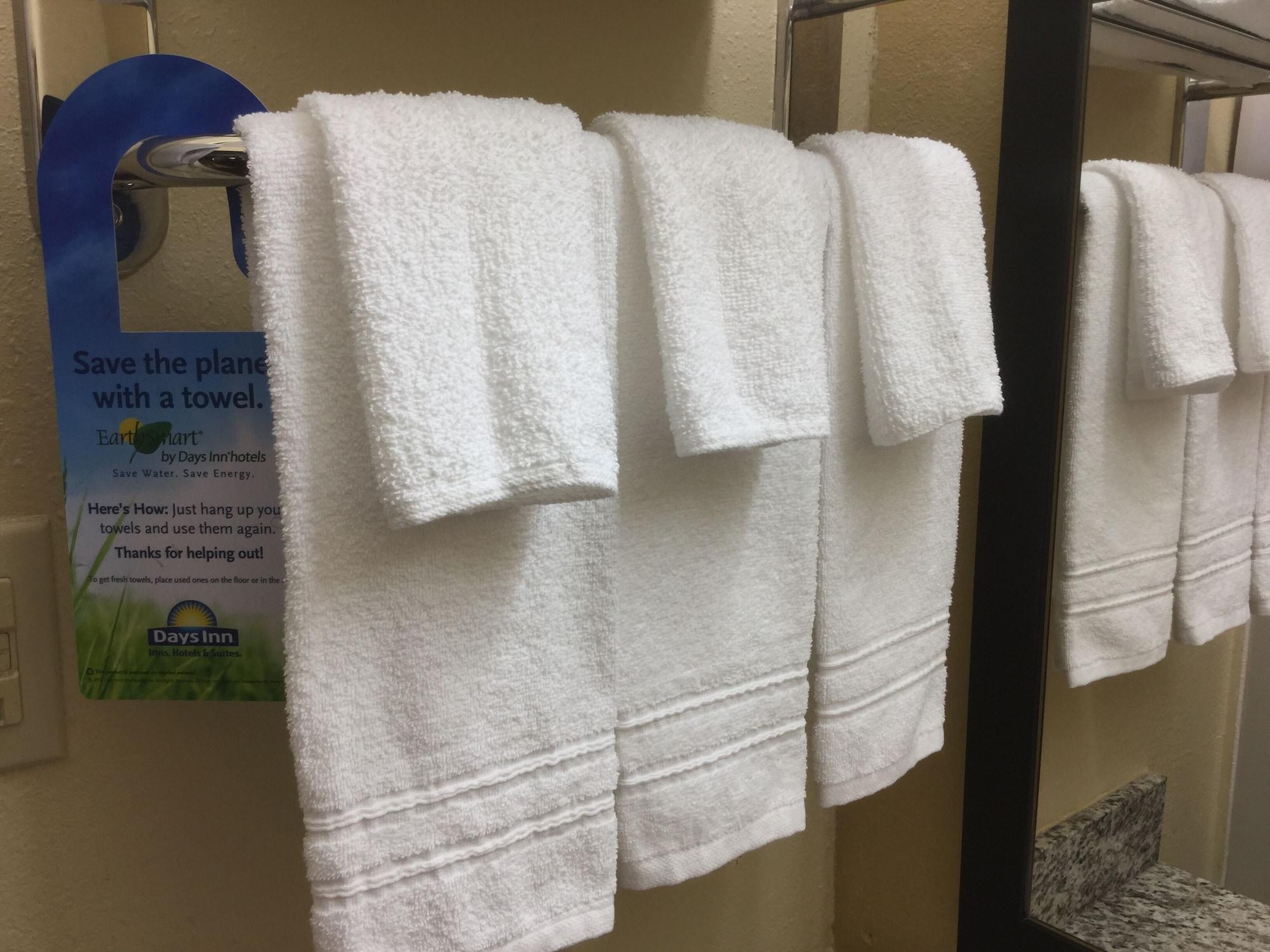 Days Inn & Suites By Wyndham Columbia Airport West Columbia Bagian luar foto