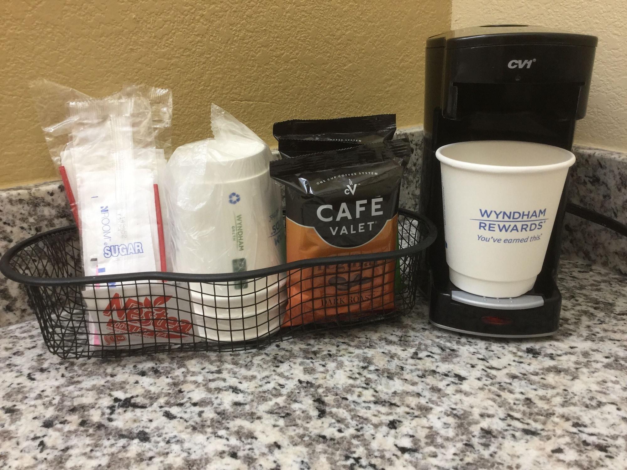 Days Inn & Suites By Wyndham Columbia Airport West Columbia Bagian luar foto
