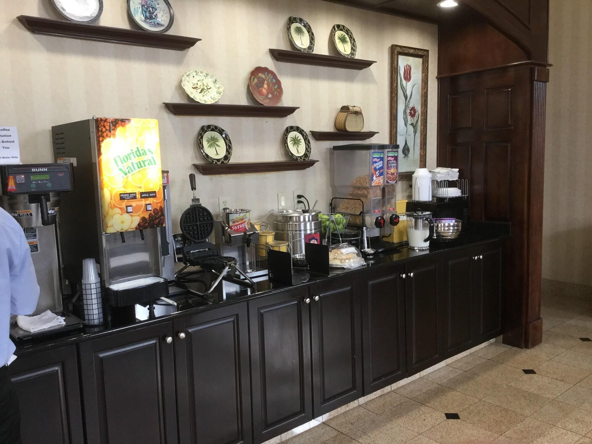Days Inn & Suites By Wyndham Columbia Airport West Columbia Bagian luar foto