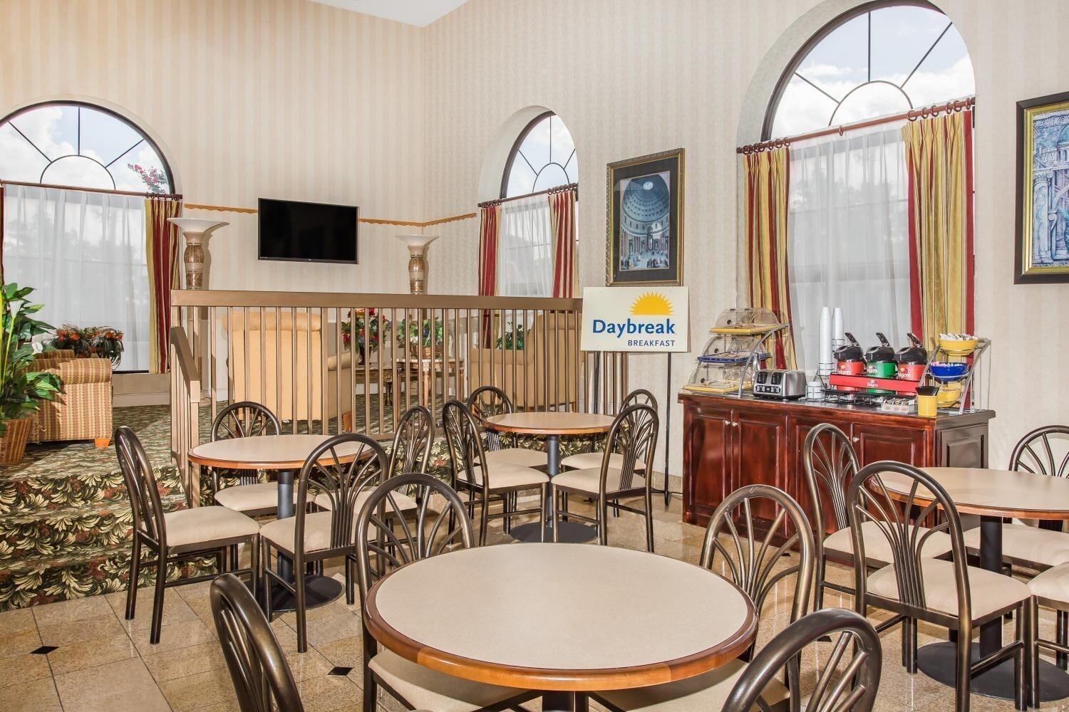 Days Inn & Suites By Wyndham Columbia Airport West Columbia Bagian luar foto