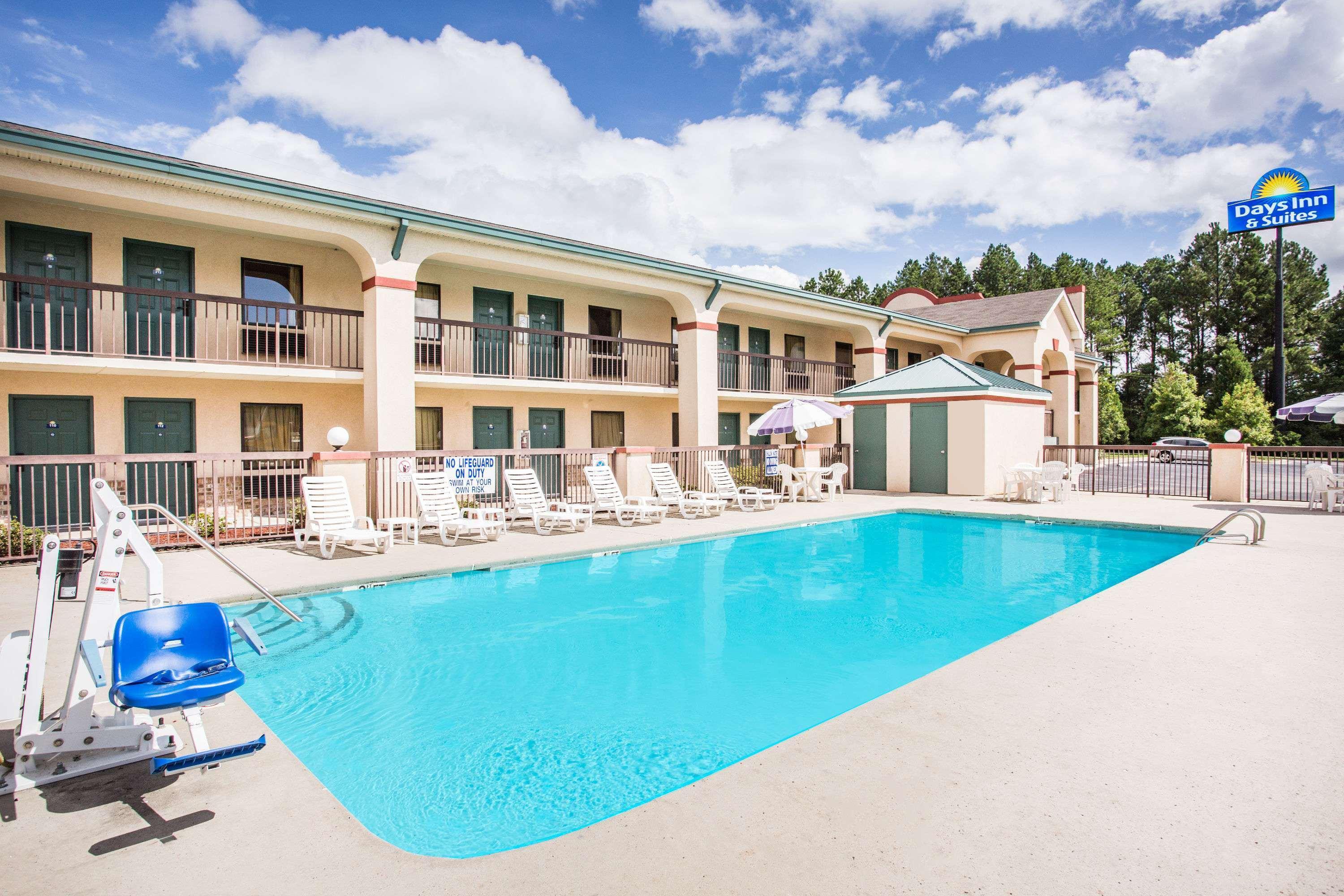 Days Inn & Suites By Wyndham Columbia Airport West Columbia Bagian luar foto