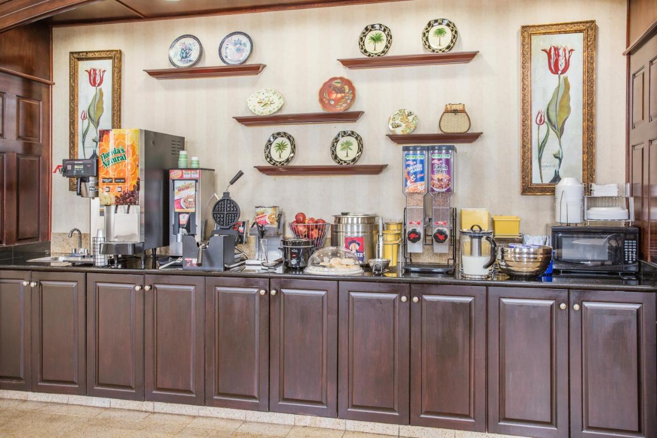 Days Inn & Suites By Wyndham Columbia Airport West Columbia Bagian luar foto